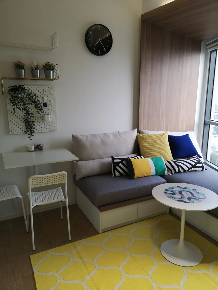 For rent: Triple Y Residence, opposite Chula fence, just walk across the zebra crossing. Fully furnished with built-in furniture. Hurry and book now.