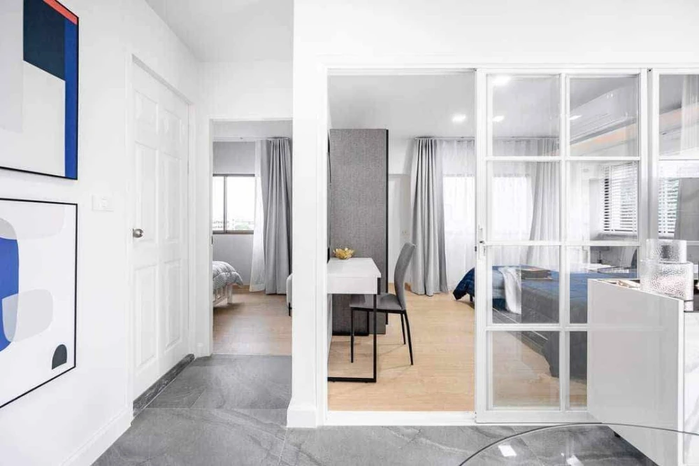 For rent: Thonglor Tower, corner unit, bright and airy view, comfortable living space. Don't miss out!