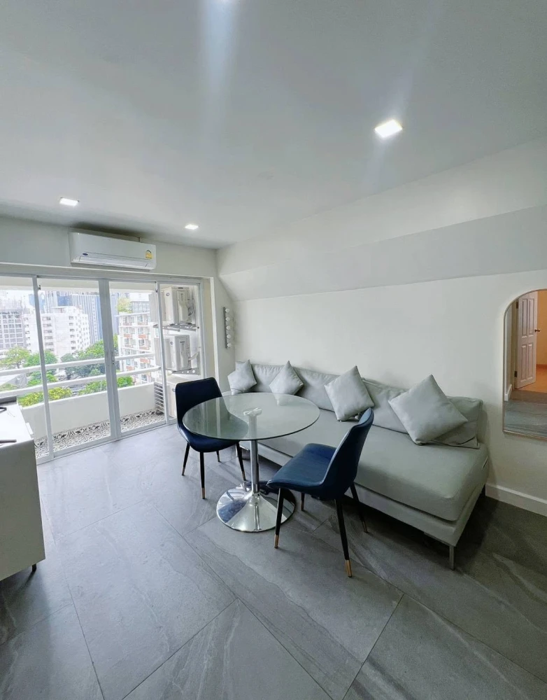 For rent: Thonglor Tower, corner unit, bright and airy view, comfortable living space. Don't miss out!