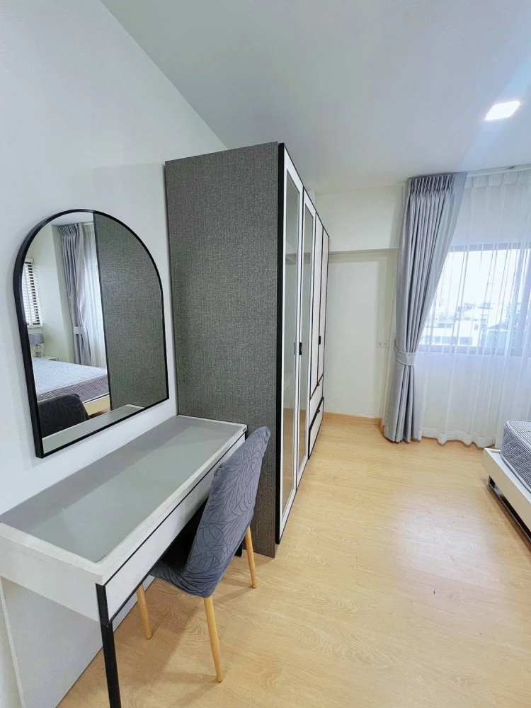 For rent: Thonglor Tower, corner unit, bright and airy view, comfortable living space. Don't miss out!
