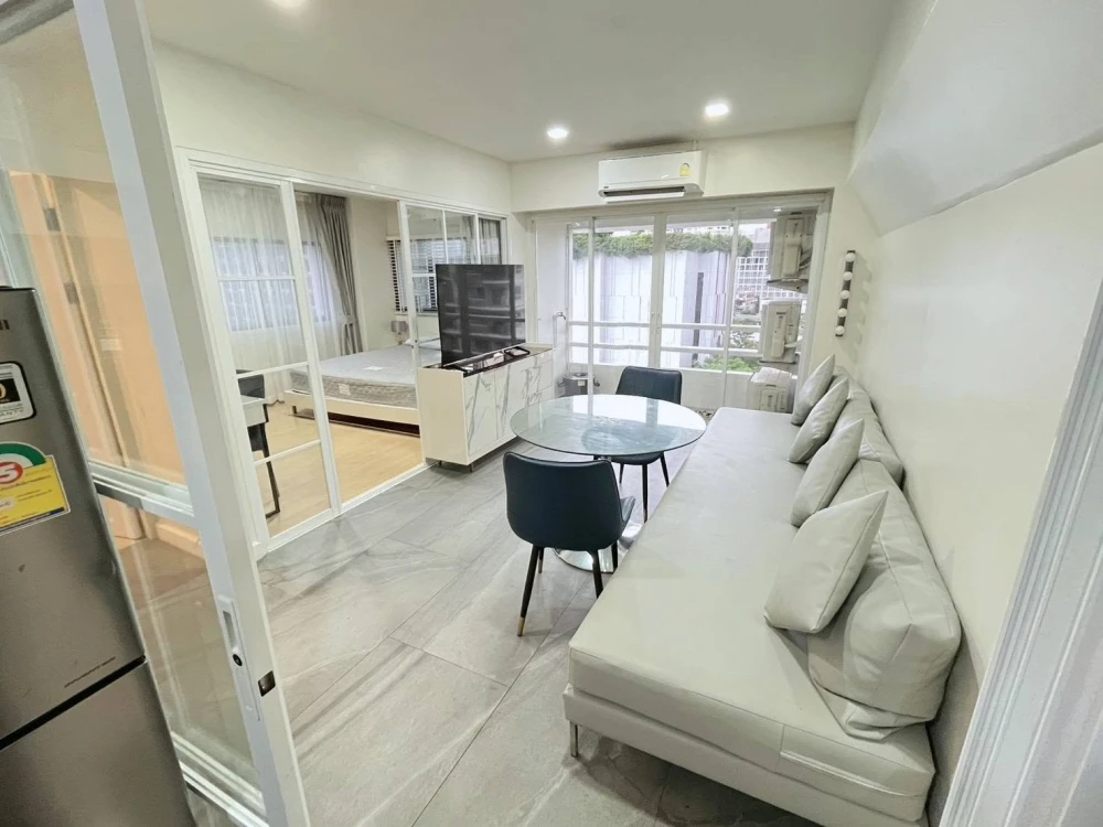 For rent: Thonglor Tower, corner unit, bright and airy view, comfortable living space. Don't miss out!