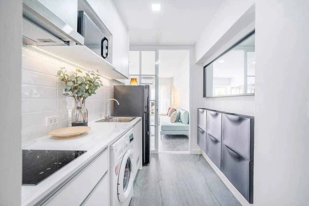 For rent: Thonglor Tower, corner unit, bright and airy view, comfortable living space. Don't miss out!