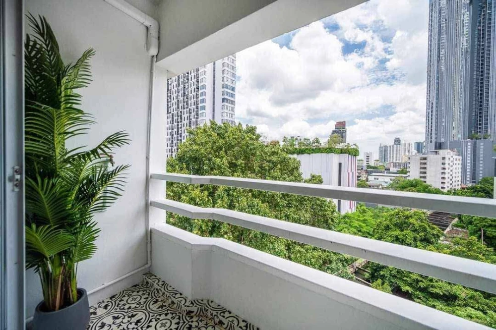 For rent: Thonglor Tower, corner unit, bright and airy view, comfortable living space. Don't miss out!