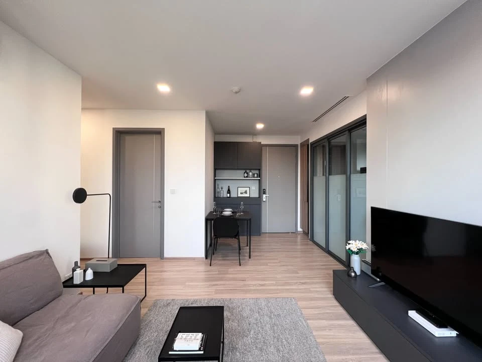 For rent: Taka House Ekkamai 12, corner room, decorated in a minimalist style, very spacious room, hurry and book now!