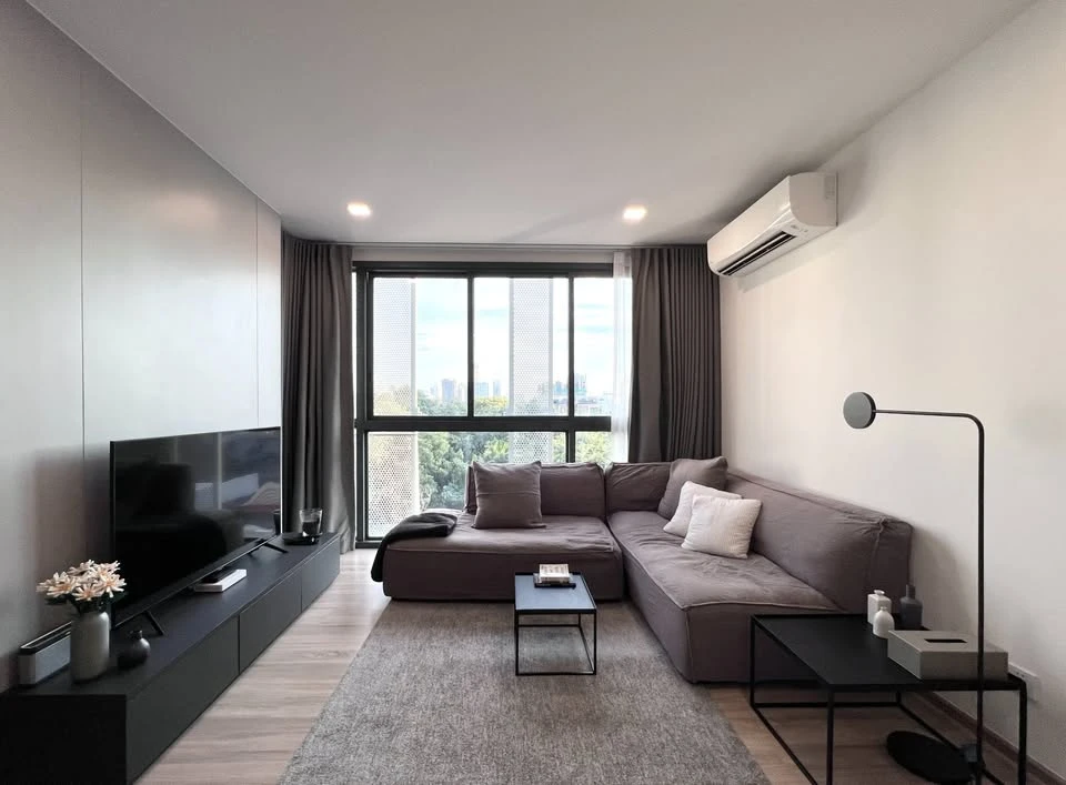 For rent: Taka House Ekkamai 12, corner room, decorated in a minimalist style, very spacious room, hurry and book now!