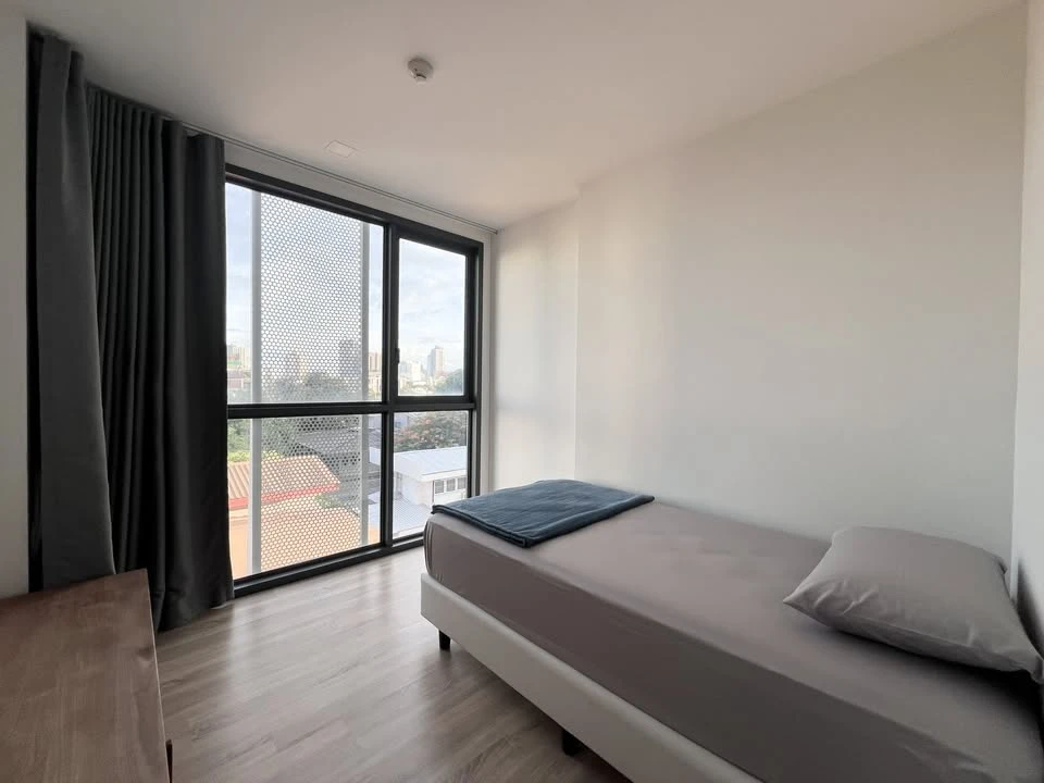 For rent: Taka House Ekkamai 12, corner room, decorated in a minimalist style, very spacious room, hurry and book now!