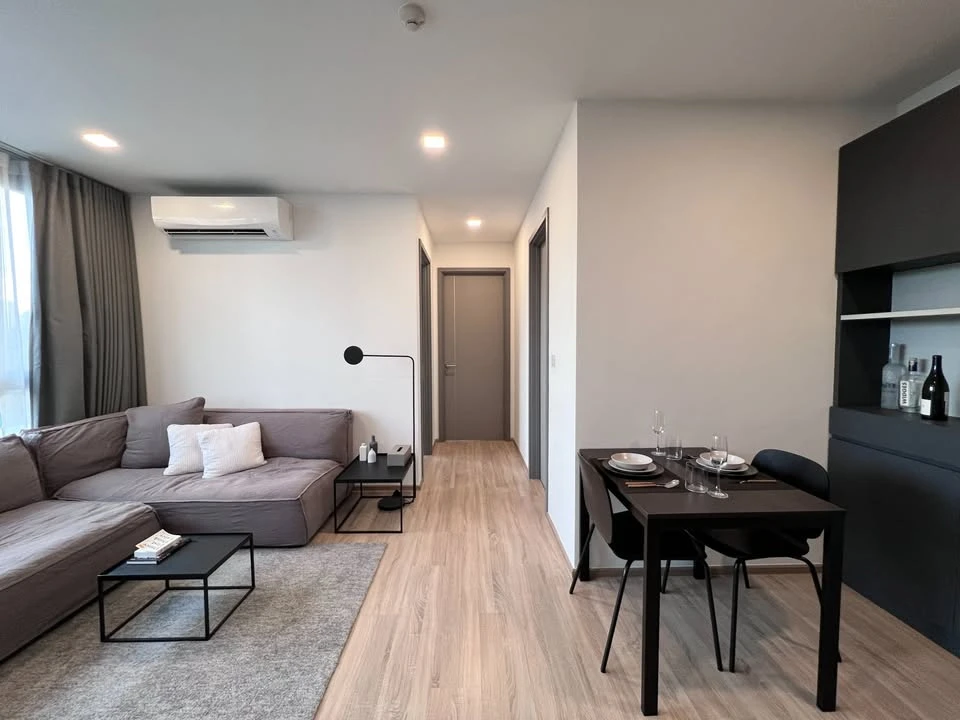 For rent: Taka House Ekkamai 12, corner room, decorated in a minimalist style, very spacious room, hurry and book now!
