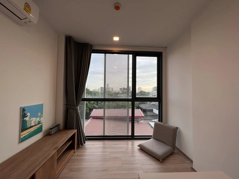 For rent: Taka House Ekkamai 12, corner room, decorated in a minimalist style, very spacious room, hurry and book now!