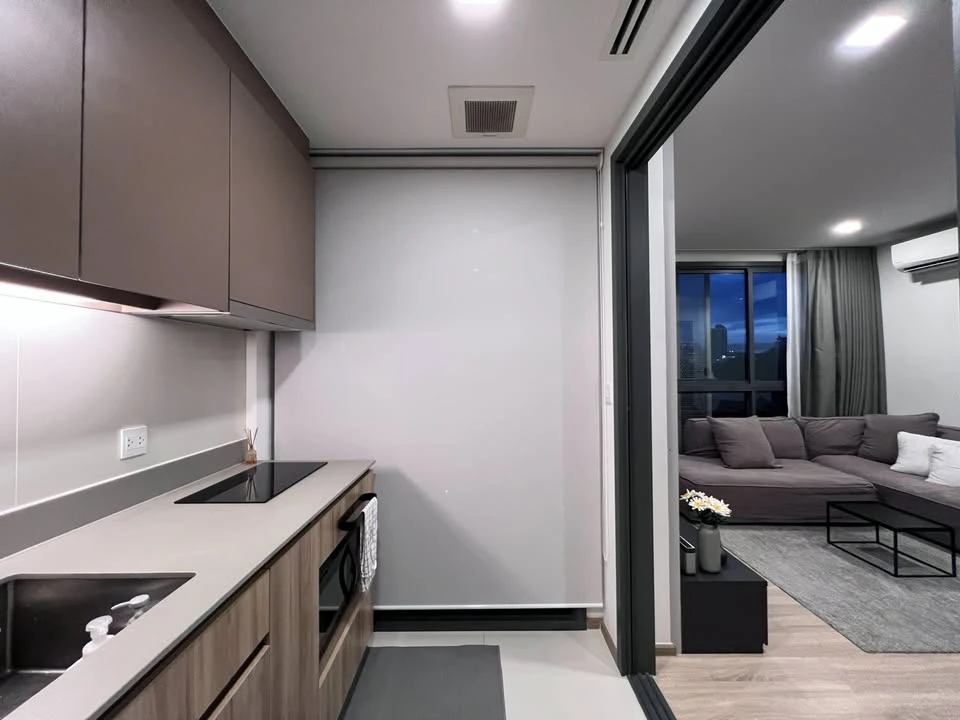 For rent: Taka House Ekkamai 12, corner room, decorated in a minimalist style, very spacious room, hurry and book now!