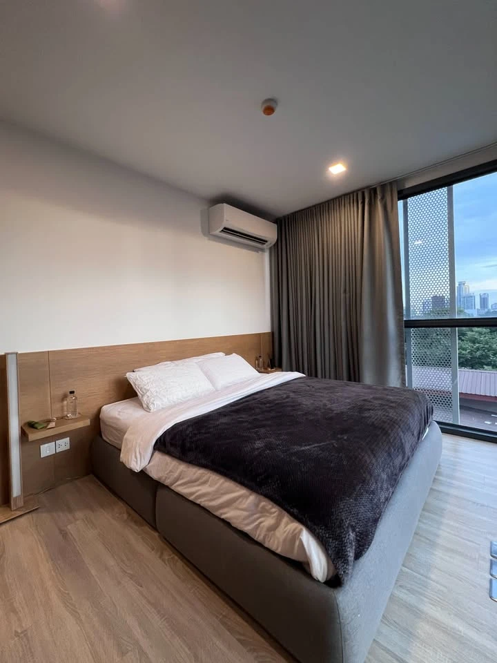 For rent: Taka House Ekkamai 12, corner room, decorated in a minimalist style, very spacious room, hurry and book now!