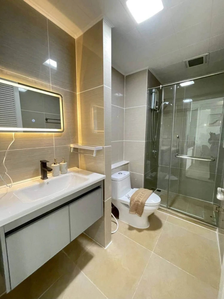 For rent: T.C. Green Rama 9. Spacious room, beautifully decorated, stunning! Book now!
