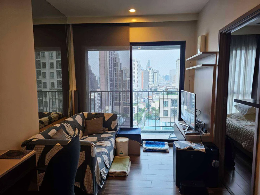 For rent: Teal Sathorn - Taksin. Beautiful room with great view, north-facing (not hot), quiet and peaceful atmosphere. Ready to move in.