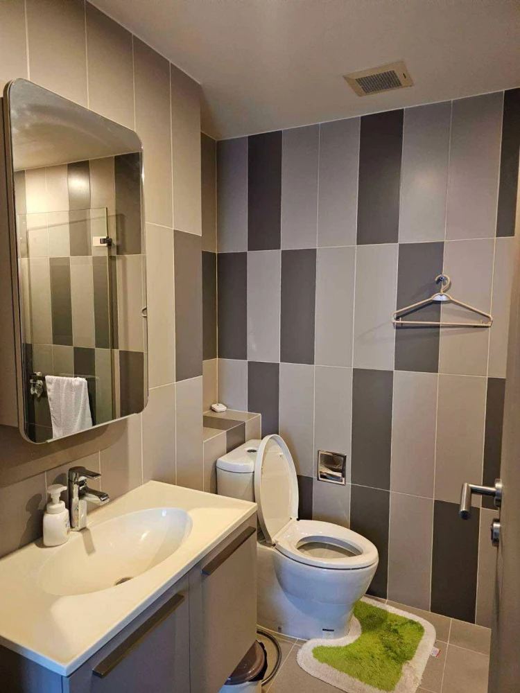 For rent: Teal Sathorn - Taksin. Beautiful room with great view, north-facing (not hot), quiet and peaceful atmosphere. Ready to move in.