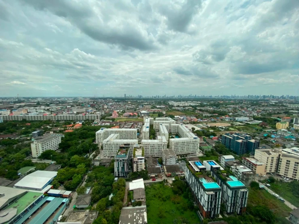 For rent: Niche Mono Sukhumvit-Bearing, 28th floor unit, very high up, excellent ventilation, fully furnished. Don't miss out!