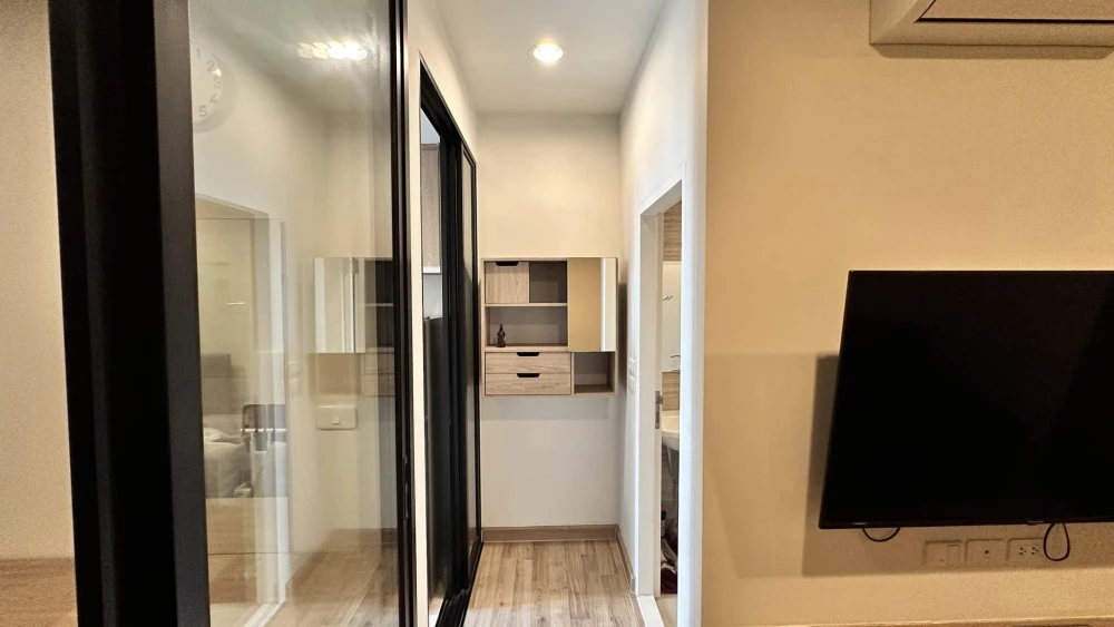 For rent: Niche Mono Sukhumvit-Bearing, beautiful city view room, 2.7 meter high ceiling, airy and comfortable, ready to move in, hurry and book now.