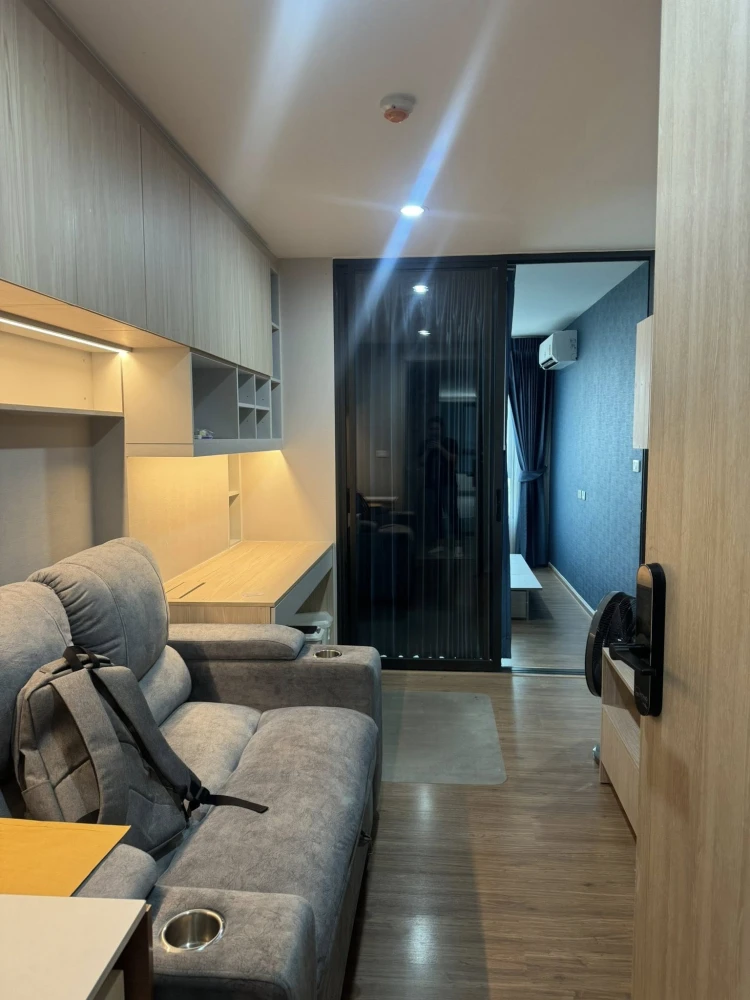 For rent: Niche Mono Issaraphap, fully furnished with built-in furniture throughout the room, plenty of storage space, just bring your belongings and