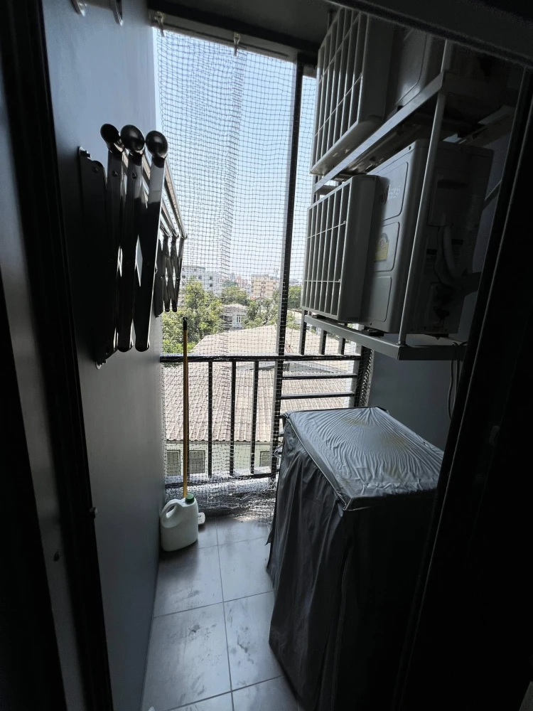 For rent: Niche Mono Issaraphap, fully furnished with built-in furniture throughout the room, plenty of storage space, just bring your belongings and