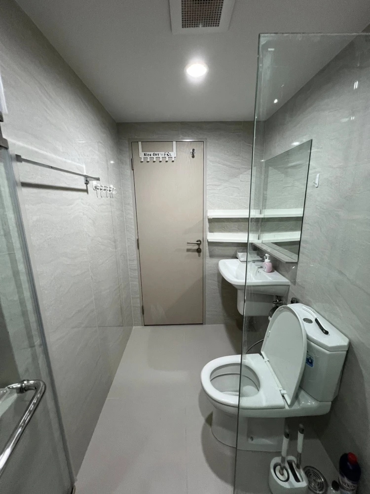 For rent: Niche Mono Issaraphap, fully furnished with built-in furniture throughout the room, plenty of storage space, just bring your belongings and