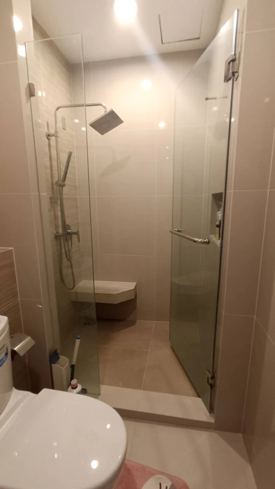 For rent: Niche Mono Charoen Nakhon, awesome wallpaper installed throughout the room. The garden view is very shady. Book now.