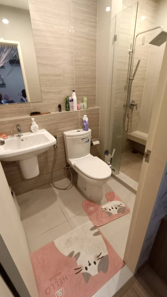 For rent: Niche Mono Charoen Nakhon, awesome wallpaper installed throughout the room. The garden view is very shady. Book now.