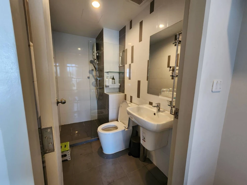 For rent Niche ID @ Pakkred Station, very spacious room, high floor, clear view at a great price. If interested, hurry up.