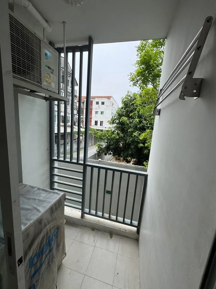 For rent: Niche ID Seri Thai-Wongwaen, 2nd floor, Building A, furniture and electrical appliances included. Hurry and reserve before you miss out. Res