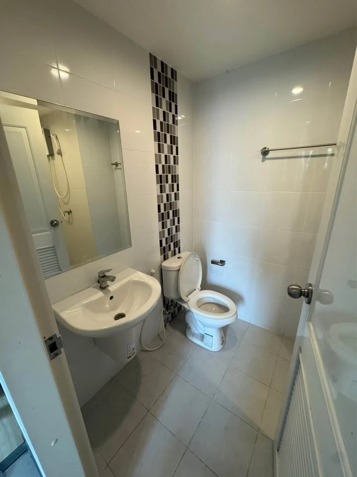 For rent: Niche ID Seri Thai-Wongwaen, 2nd floor, Building A, furniture and electrical appliances included. Hurry and reserve before you miss out. Res