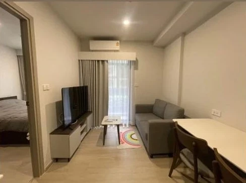 For rent: New Cross Khukot Station, 27 sq.m., 1st floor, Building C. There are trees behind the room, creating a very pleasant and shady atmosphere. T