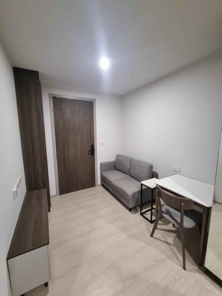 For rent: New Cross Khu Khot Station, 4th floor, with built-in furniture, ready to move in. If interested, hurry and reserve now.