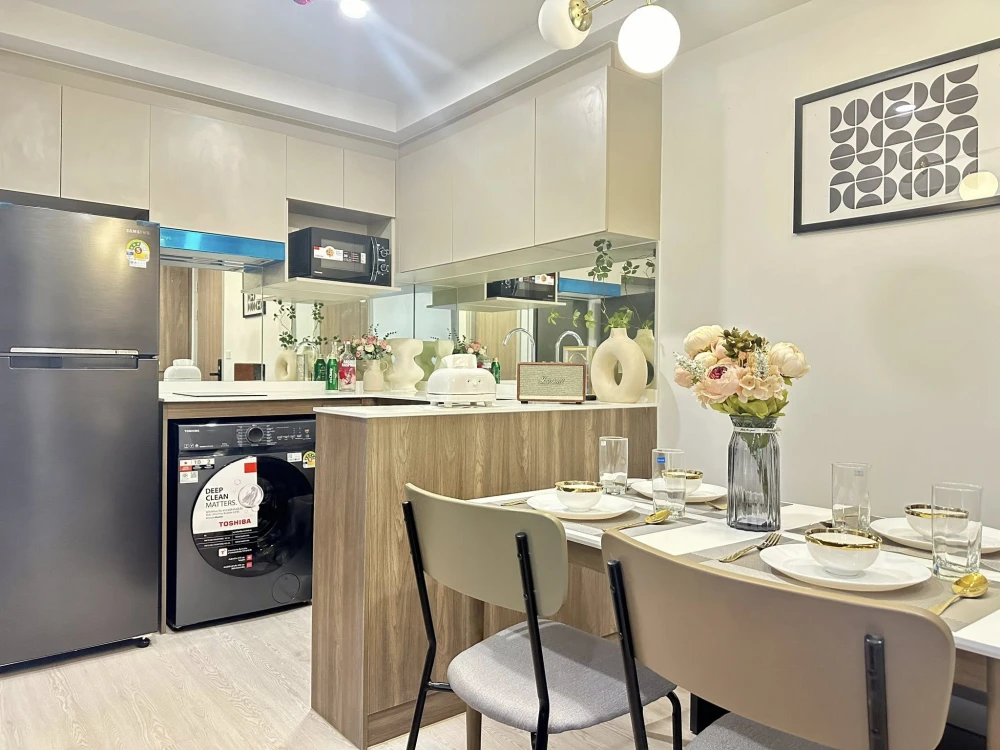 For rent: New Core Kukot Station, large room, corner room, very private, fully furnished + full set of electrical appliances, ready to move in.