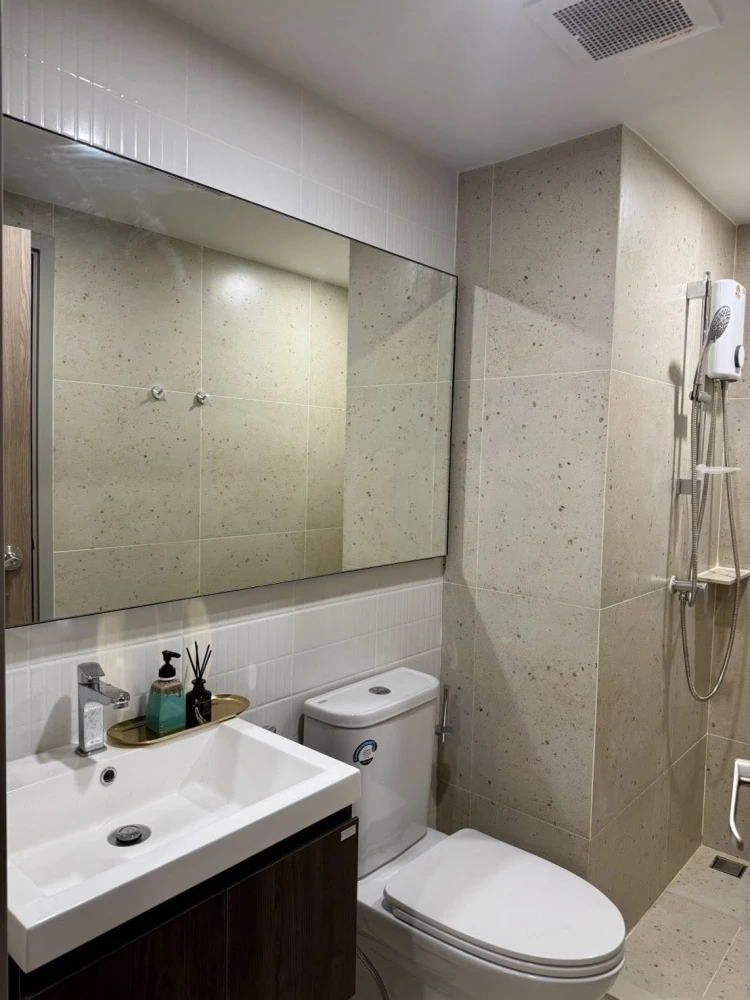 For rent: New Core Kukot Station, large room, corner room, very private, fully furnished + full set of electrical appliances, ready to move in.