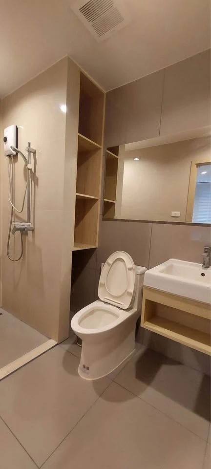 For rent: New Noble Ngamwongwan, 5th floor, corner room, near elevator, furnished, appliances, ready to move in.