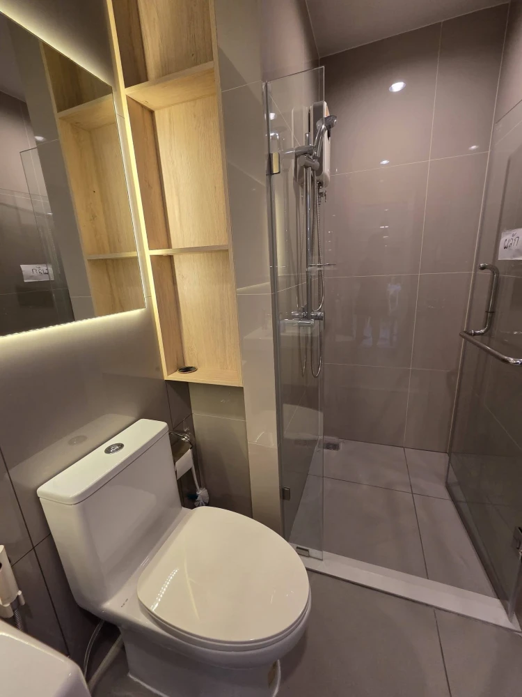 For rent: New Noble Ngamwongwan, 2 bedrooms, 1 bathroom, very high floor, corner unit for privacy. First come, first served.
