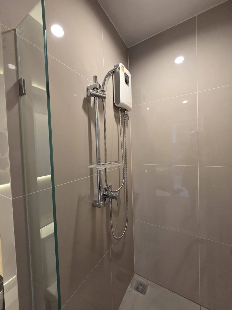 For rent: New Noble Ngamwongwan, 2 bedrooms, 1 bathroom, very high floor, corner unit for privacy. First come, first served.