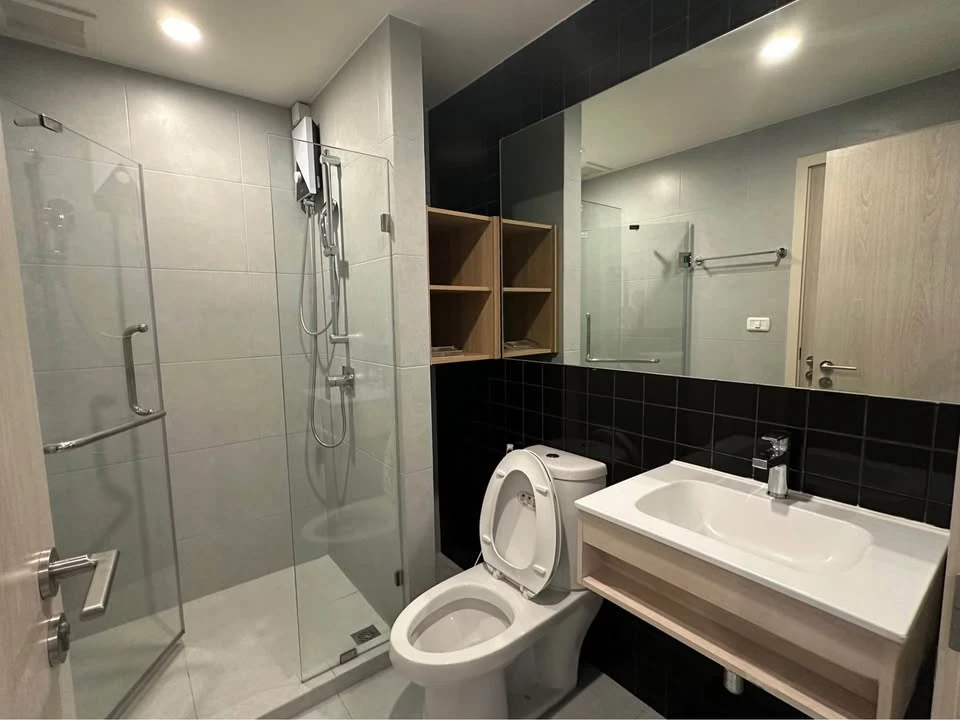 For rent: New Noble Chaengwattana, room size 28 sq m, 21st floor, city view from a high angle, fully equipped with amenities, must book.