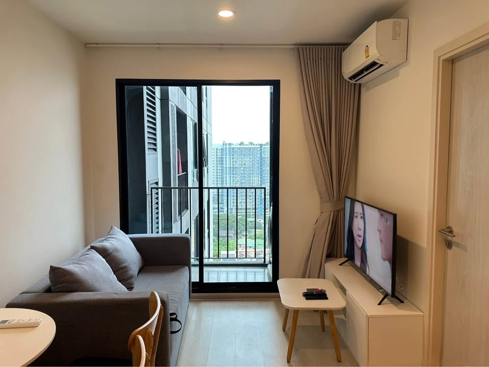 For rent: New Noble Chaengwattana, room size 28 sq m, 21st floor, city view from a high angle, fully equipped with amenities, must book.
