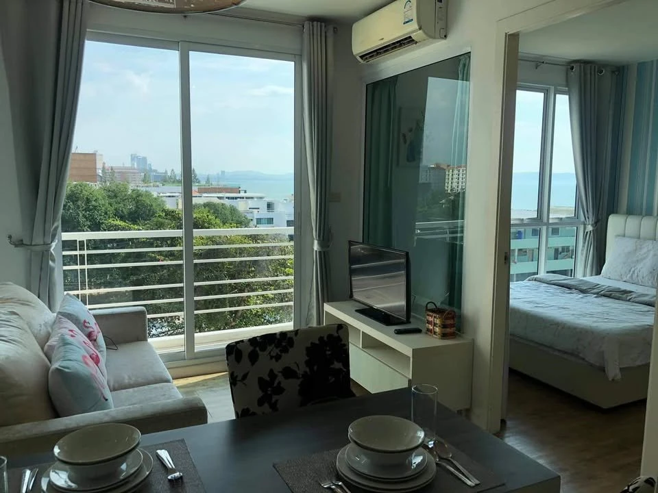 For rent: Neo Condo Seaview Pattaya @ Jomtien (Jomtien). Bedroom with stylish wallpaper. Beautiful sea view. Book now, get it first.