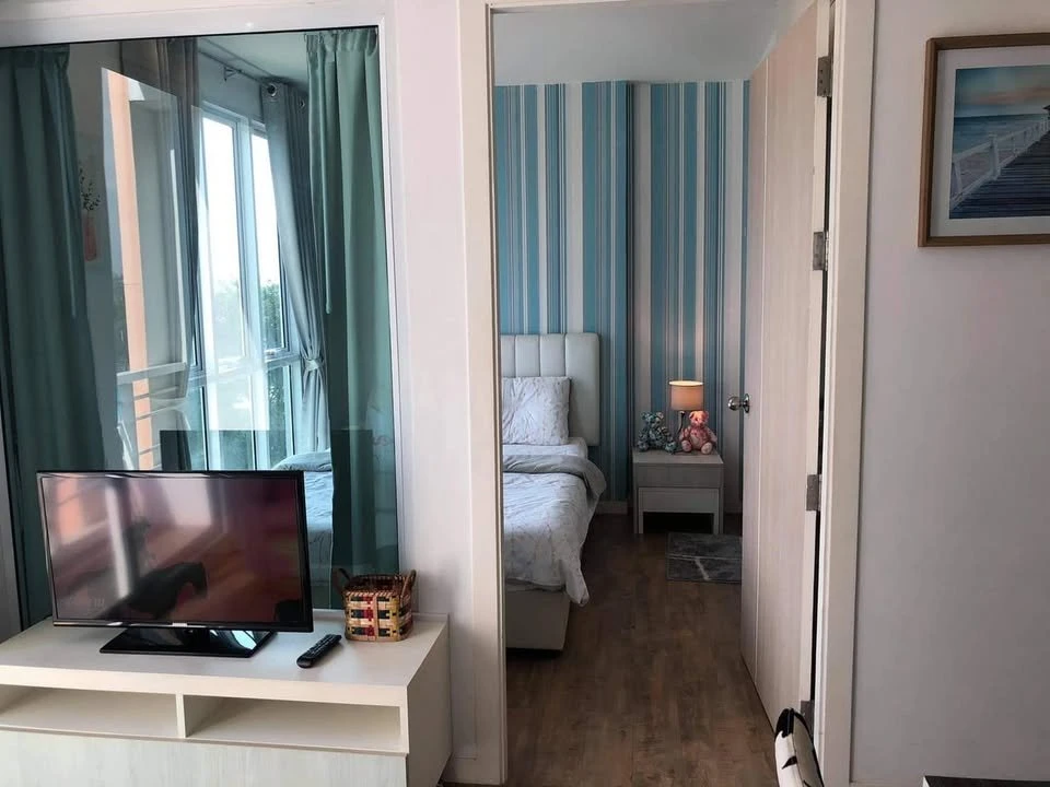 For rent: Neo Condo Seaview Pattaya @ Jomtien (Jomtien). Bedroom with stylish wallpaper. Beautiful sea view. Book now, get it first.