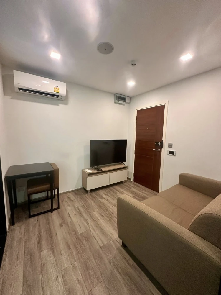 For rent, Brown Condo Phahol-Sapanmai, 5th floor, BTS view, fully furnished room, ready to move in, book now, hurry up.