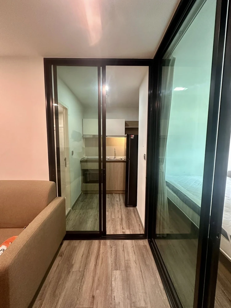 For rent, Brown Condo Phahol-Sapanmai, 5th floor, BTS view, fully furnished room, ready to move in, book now, hurry up.