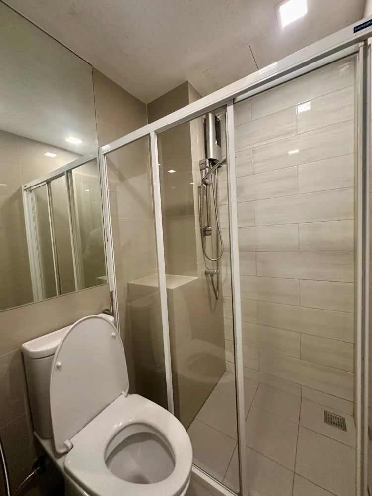 For rent, Brown Condo Phahol-Sapanmai, 5th floor, BTS view, fully furnished room, ready to move in, book now, hurry up.