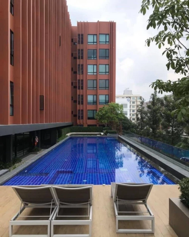 For rent, Brown Condo Phahol-Sapanmai, 5th floor, BTS view, fully furnished room, ready to move in, book now, hurry up.