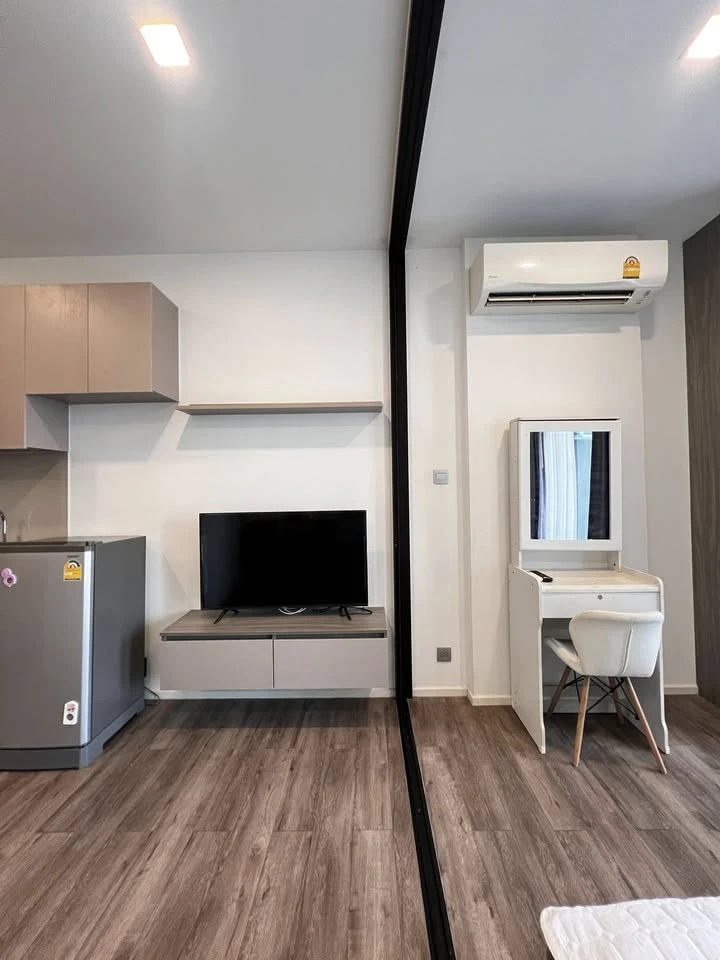 For rent: Brown Condo Ratchada 32, has a good quality hotel grade mattress, very comfortable to sleep in, no buildings blocking the view, very worth b