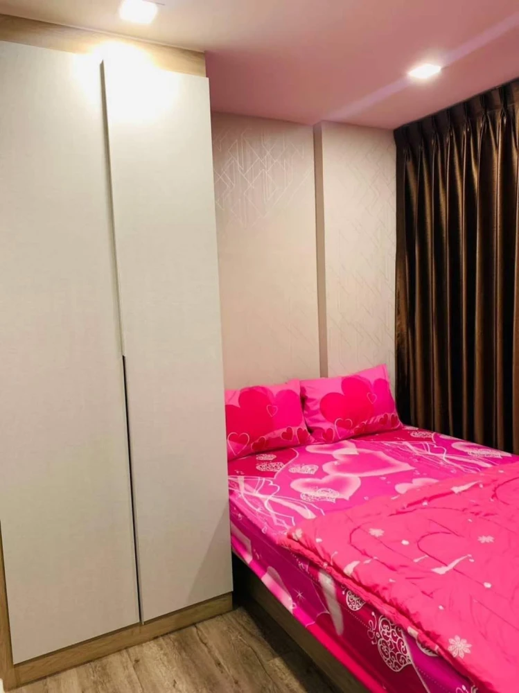 For rent: Brown Condo, Huai Khwang, 8th floor, pool view, fully furnished. You can't miss this opportunity!