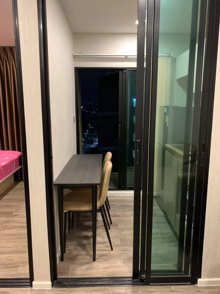 For rent: Brown Condo, Huai Khwang, 8th floor, pool view, fully furnished. You can't miss this opportunity!