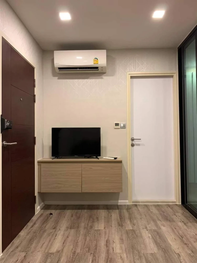 For rent: Brown Condo, Huai Khwang, 8th floor, pool view, fully furnished. You can't miss this opportunity!