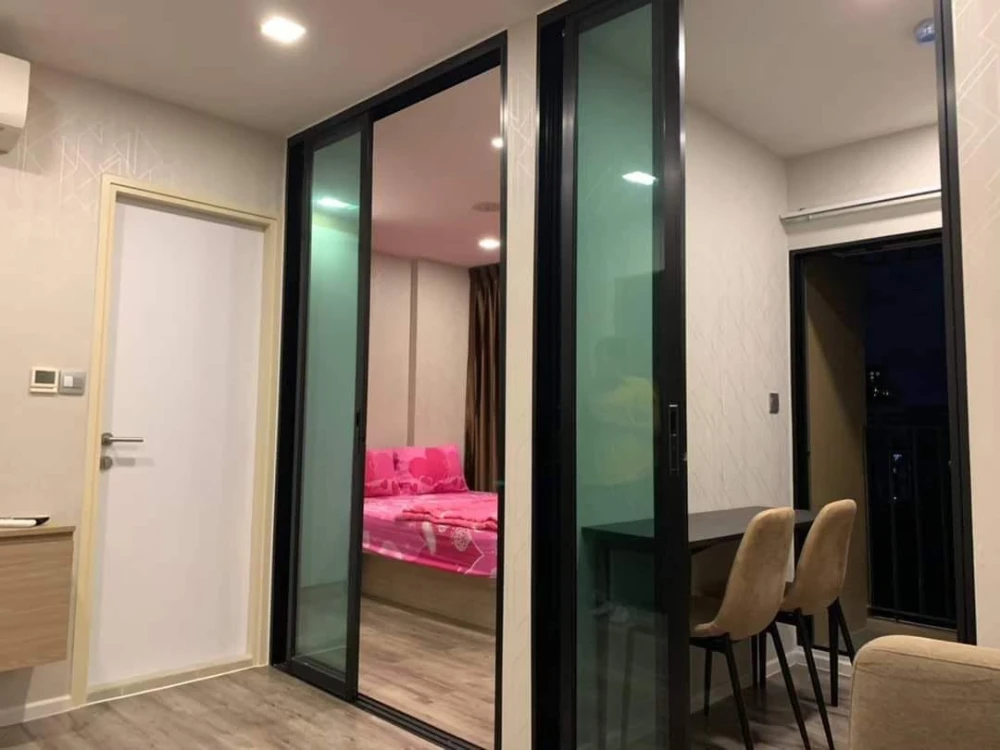 For rent: Brown Condo, Huai Khwang, 8th floor, pool view, fully furnished. You can't miss this opportunity!