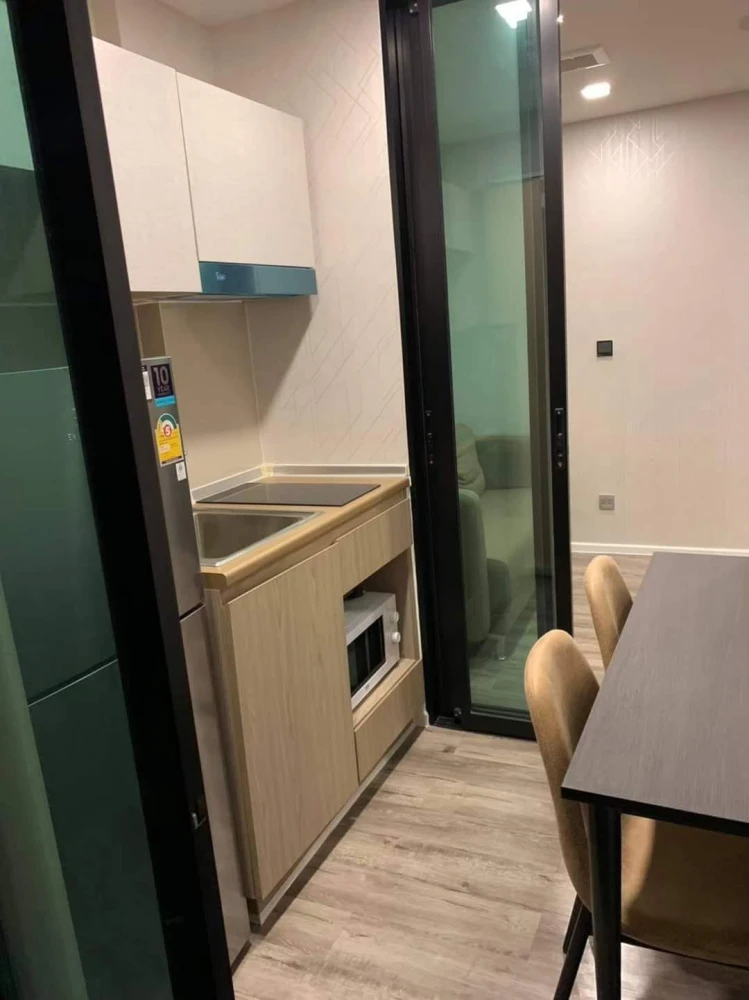 For rent: Brown Condo, Huai Khwang, 8th floor, pool view, fully furnished. You can't miss this opportunity!