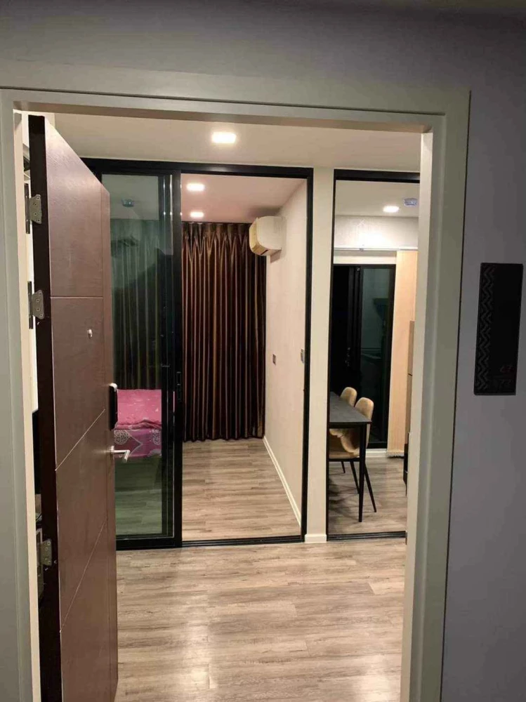 For rent: Brown Condo, Huai Khwang, 8th floor, pool view, fully furnished. You can't miss this opportunity!