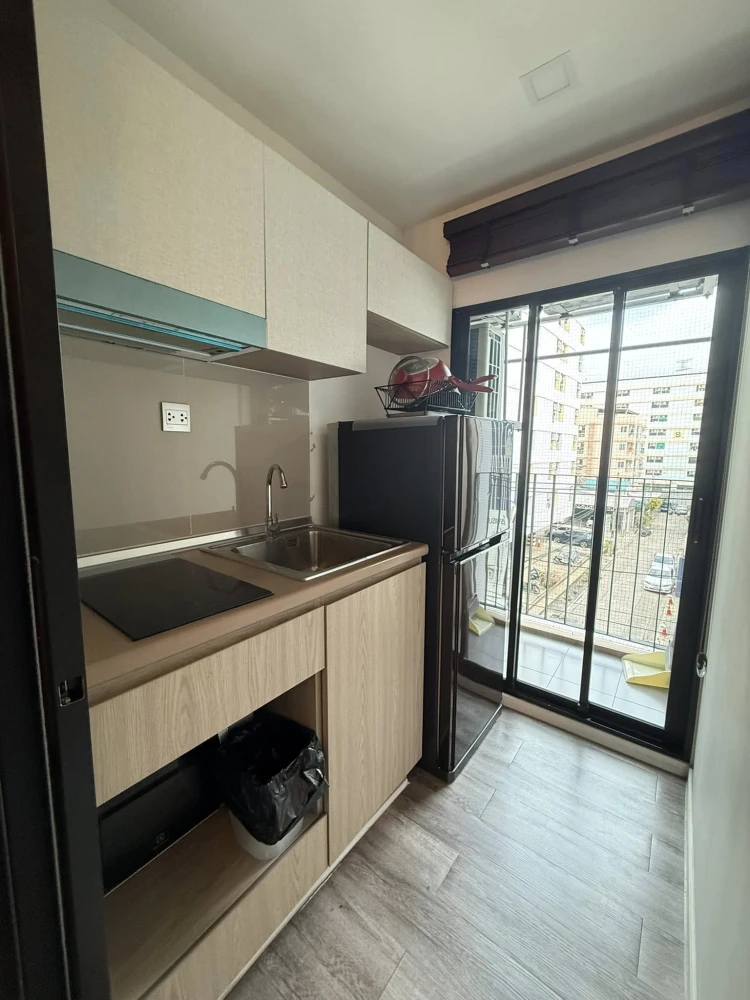 For rent, Brown Condo Huai Khwang, decorated with built-in marble patterns, corner room, very private. Don't be afraid to just look.
